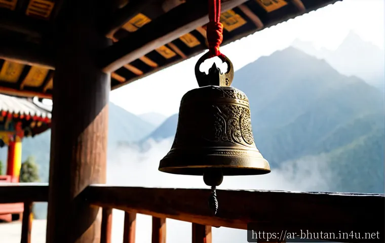 부탄의 전통 종 - Photorealistic close-up of an ornate traditional Bhutanese bronze temple bell hanging beneath carved...